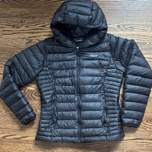 Patagonia women’s black down hoody small